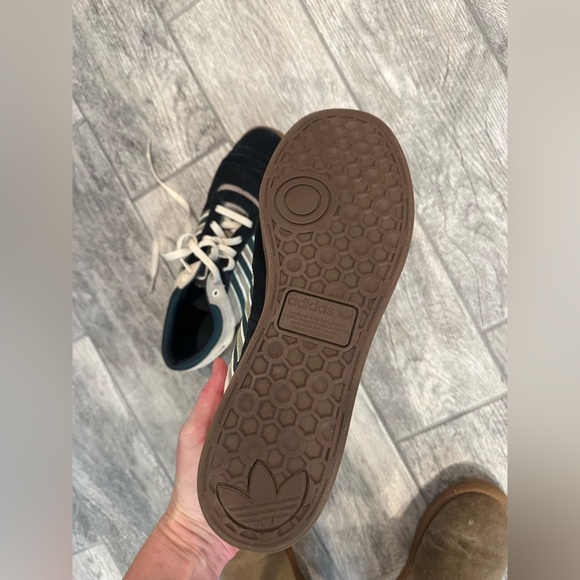 SALE💸💙💙Adidas skate boarding men’s black, green and cream. - Picture 10 of 16